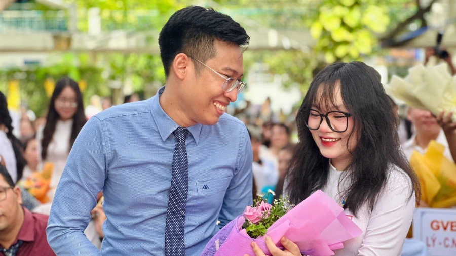 Bài thơ ơn thầy trang nghiêm và sâu lắng
