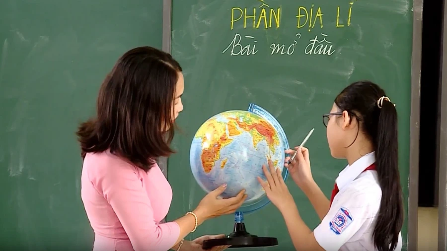 Thơ ngày 20/11 viết về hình ảnh bụi phấn và chuyến đò tri thức